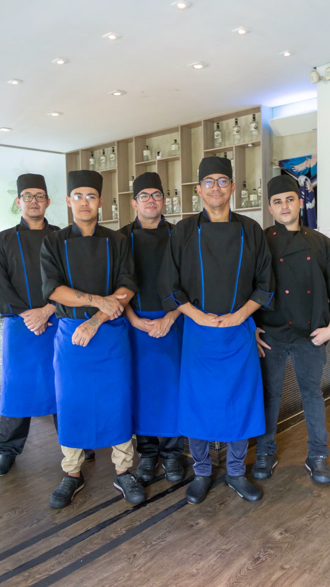 A equipe do Kaizen reunida no salão do restaurante
